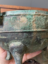 Een Chinese bronzen driepotige rituele voedselkom met deksel, 'ding', Oostelijke Zhou, Periode van Lente en Herfst