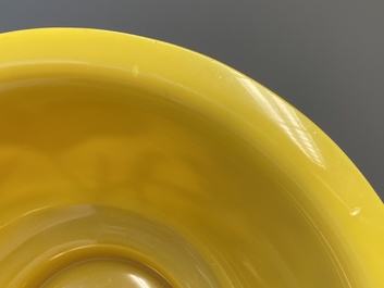 Deux grands bols en verre jaune de P&eacute;kin, Chine, 19/20&egrave;me