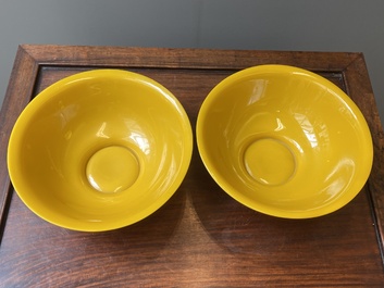 Paire de bols en verre jaune de P&eacute;kin &agrave; d&eacute;cor de figures dans paysages montagneux, Chine, 19/20&egrave;me