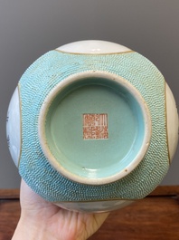 Vase en porcelaine de Chine &agrave; d&eacute;cor en grisaille sur fond turquoise, sign&eacute; Wan Yu 玩玉, marque et probablement &eacute;poque de Qianlong