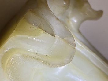 Een Chinese celadon jade sculptuur van Guanyin, Qing