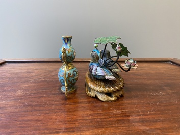 Een Chinese cloisonn&eacute; kalebasvaas en een groep met twee eenden in email en zilver, 19/20e eeuw