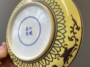 Een Chinees famille rose bord met vijf perziken en een bord met een feniks op gele fondkleur, Song Feng Yong Le 松風永樂 merk, 18/19e eeuw