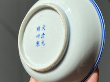 Een paar Chinese blauw-witte 'draken' schotels, Guangxu merk en periode