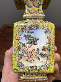 Vase &agrave; d&eacute;cor d'Europ&eacute;ens en &eacute;maux de Canton &agrave; fond jaune, Chine, marque et &eacute;poque de Qianlong