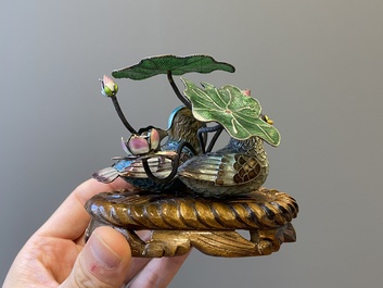 Een Chinese cloisonn&eacute; kalebasvaas en een groep met twee eenden in email en zilver, 19/20e eeuw