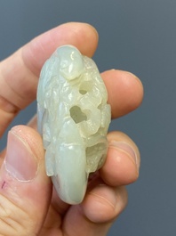 Vier Chinese snijwerken in witte en celadon jade, Qing/Republiek