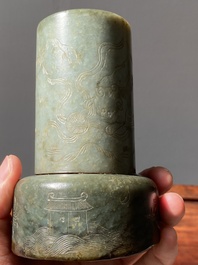 Twee Chinese jade penselenbekers, Qing