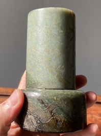 Twee Chinese jade penselenbekers, Qing