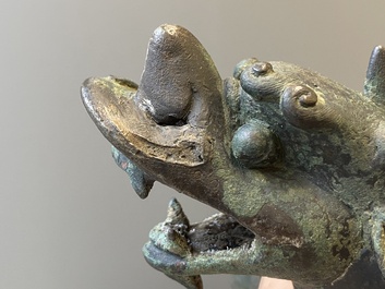 Een paar Chinese bronzen wierookbranders in de vorm van jongens op kylins, Ming