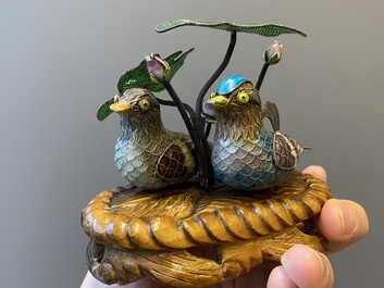 Een Chinese cloisonn&eacute; kalebasvaas en een groep met twee eenden in email en zilver, 19/20e eeuw