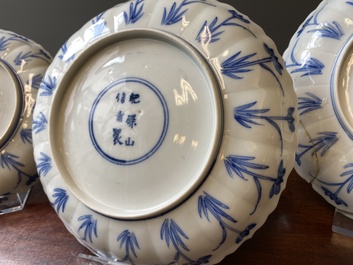 Drie Japanse blauw-witte 'Joosje te paard' borden in Chinese Kangxi-stijl, Edo, 18e eeuw