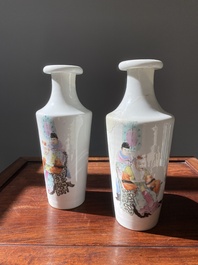 Paire de vases de forme rouleau en porcelaine de Chine famille rose, marque de Hongxian, R&eacute;publique