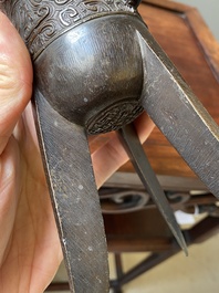 Twee Chinese bronzen rituele wijnbekers, 'jue', 18/19e eeuw