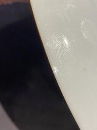 Une paire de plats et une assiette en porcelaine de Chine famille verte, Kangxi