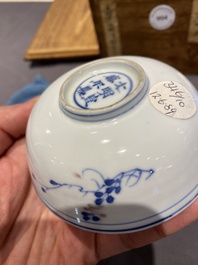 Vijf Chinese blauw-witte en koperrode kommen, Xuande merk, Wanli