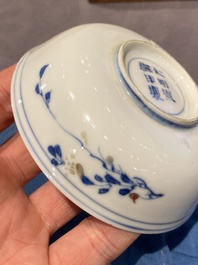 Vijf Chinese blauw-witte en koperrode kommen, Xuande merk, Wanli