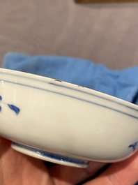 Vijf Chinese blauw-witte en koperrode kommen, Xuande merk, Wanli