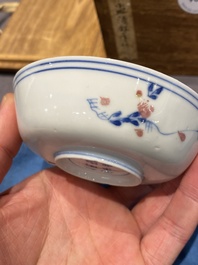 Vijf Chinese blauw-witte en koperrode kommen, Xuande merk, Wanli