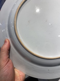 Une paire de plats et une assiette en porcelaine de Chine famille verte, Kangxi