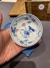 Vijf Chinese blauw-witte en koperrode kommen, Xuande merk, Wanli
