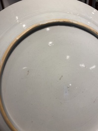 Une paire de plats et une assiette en porcelaine de Chine famille verte, Kangxi
