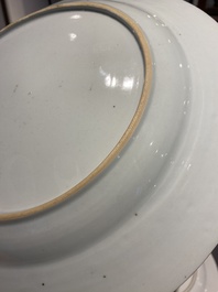 Une paire de plats et une assiette en porcelaine de Chine famille verte, Kangxi