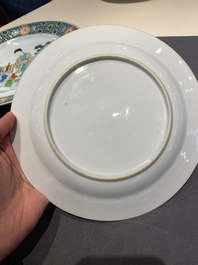 Une paire de plats et une assiette en porcelaine de Chine famille verte, Kangxi