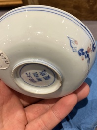 Vijf Chinese blauw-witte en koperrode kommen, Xuande merk, Wanli