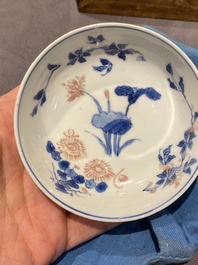 Vijf Chinese blauw-witte en koperrode kommen, Xuande merk, Wanli