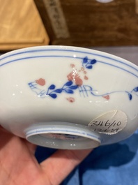 Vijf Chinese blauw-witte en koperrode kommen, Xuande merk, Wanli