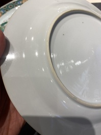 Une paire de plats et une assiette en porcelaine de Chine famille verte, Kangxi