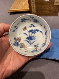 Vijf Chinese blauw-witte en koperrode kommen, Xuande merk, Wanli
