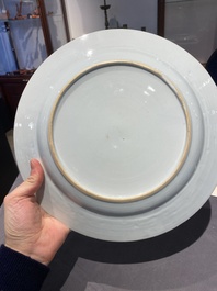 Une paire de plats et une assiette en porcelaine de Chine famille verte, Kangxi