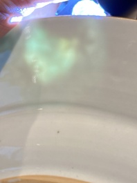 Une paire de plats et une assiette en porcelaine de Chine famille verte, Kangxi