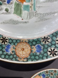 Une paire de plats et une assiette en porcelaine de Chine famille verte, Kangxi