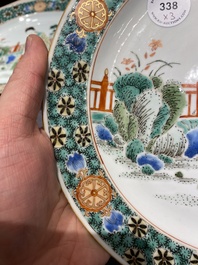 Une paire de plats et une assiette en porcelaine de Chine famille verte, Kangxi