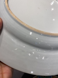 Une paire de plats et une assiette en porcelaine de Chine famille verte, Kangxi