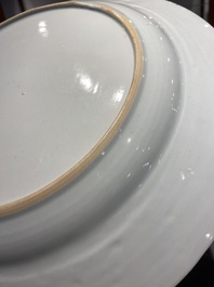 Une paire de plats et une assiette en porcelaine de Chine famille verte, Kangxi