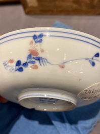 Vijf Chinese blauw-witte en koperrode kommen, Xuande merk, Wanli
