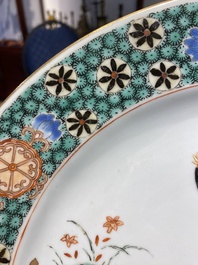 Une paire de plats et une assiette en porcelaine de Chine famille verte, Kangxi