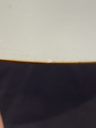 Une paire de plats et une assiette en porcelaine de Chine famille verte, Kangxi
