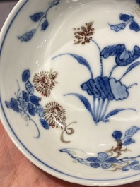 Vijf Chinese blauw-witte en koperrode kommen, Xuande merk, Wanli