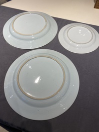 Une paire de plats et une assiette en porcelaine de Chine famille verte, Kangxi