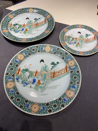 Une paire de plats et une assiette en porcelaine de Chine famille verte, Kangxi