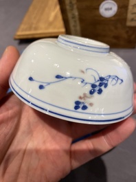 Vijf Chinese blauw-witte en koperrode kommen, Xuande merk, Wanli