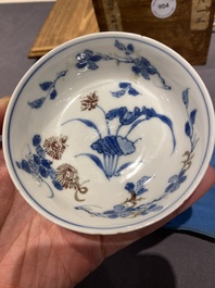 Vijf Chinese blauw-witte en koperrode kommen, Xuande merk, Wanli