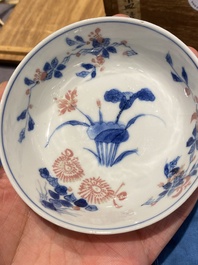 Vijf Chinese blauw-witte en koperrode kommen, Xuande merk, Wanli