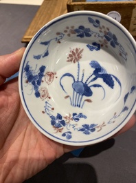 Vijf Chinese blauw-witte en koperrode kommen, Xuande merk, Wanli