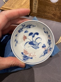 Vijf Chinese blauw-witte en koperrode kommen, Xuande merk, Wanli